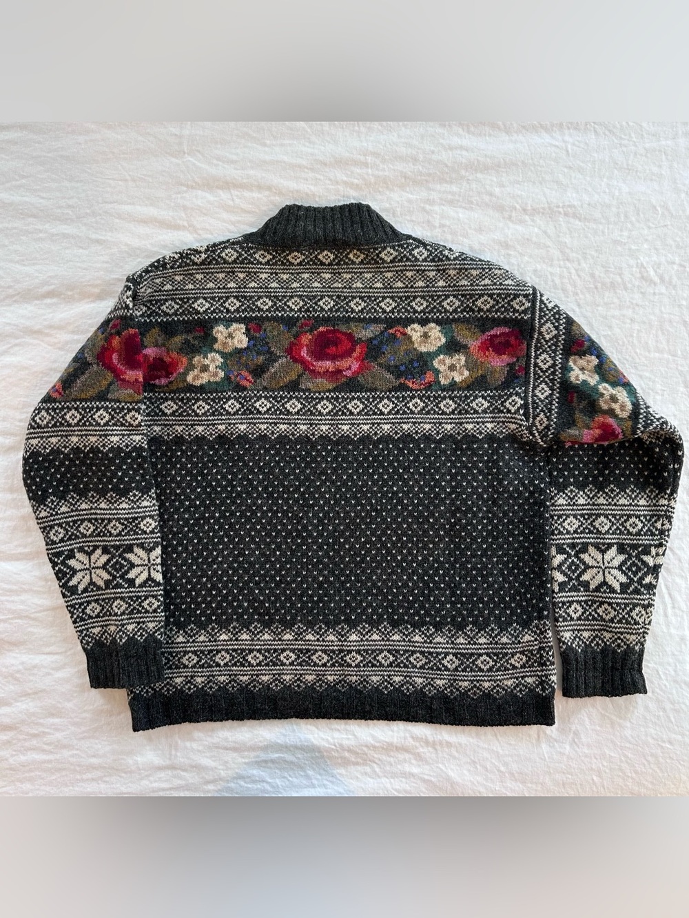 VINTAGE Icelandic Design 100% Wool Charcoal Grey Floral Sweater ~ Size Medium - Picture 4 of 4